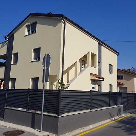 Apartإيزولا المظهر الخارجي الصورة
